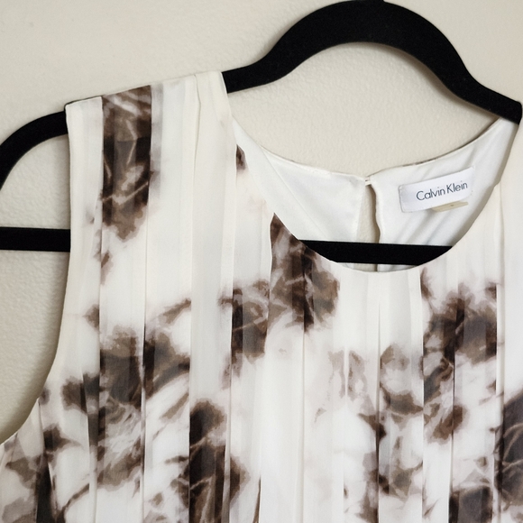 ✨️2/$20 Sleeveless Pleated Blouse - Picture 3 of 5